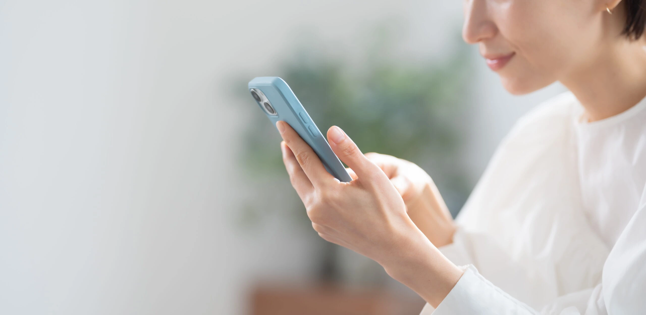 スマートフォンで問い合わせるイメージ