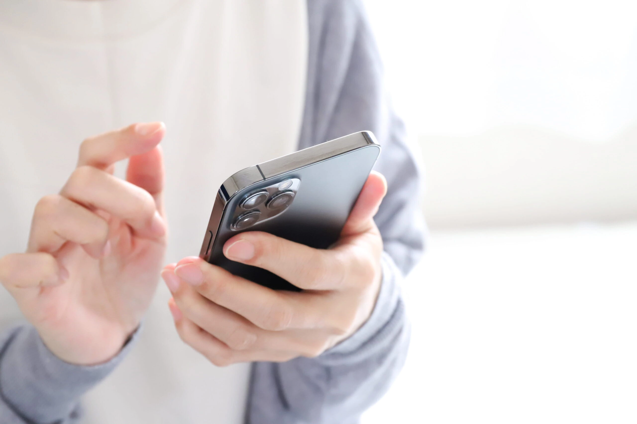 スマートフォンで問い合わせるイメージ