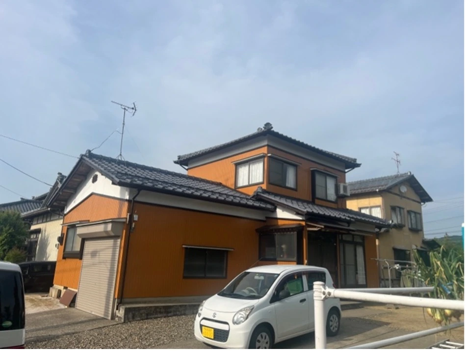 オレンジ色に塗装した住宅