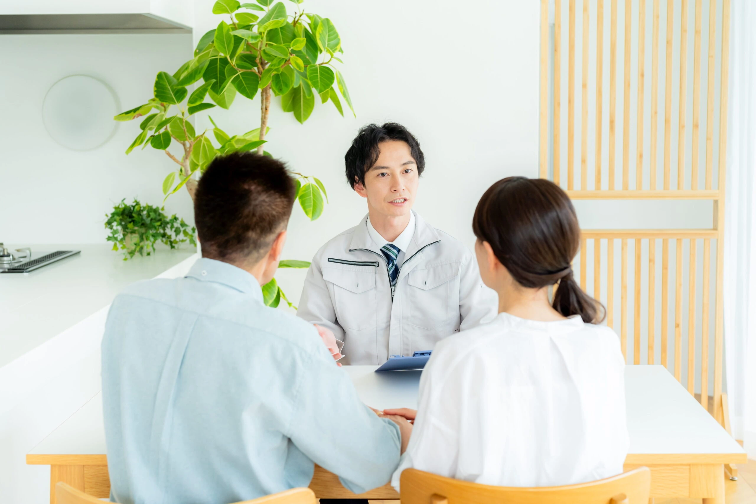 住まいの工事について相談する様子
