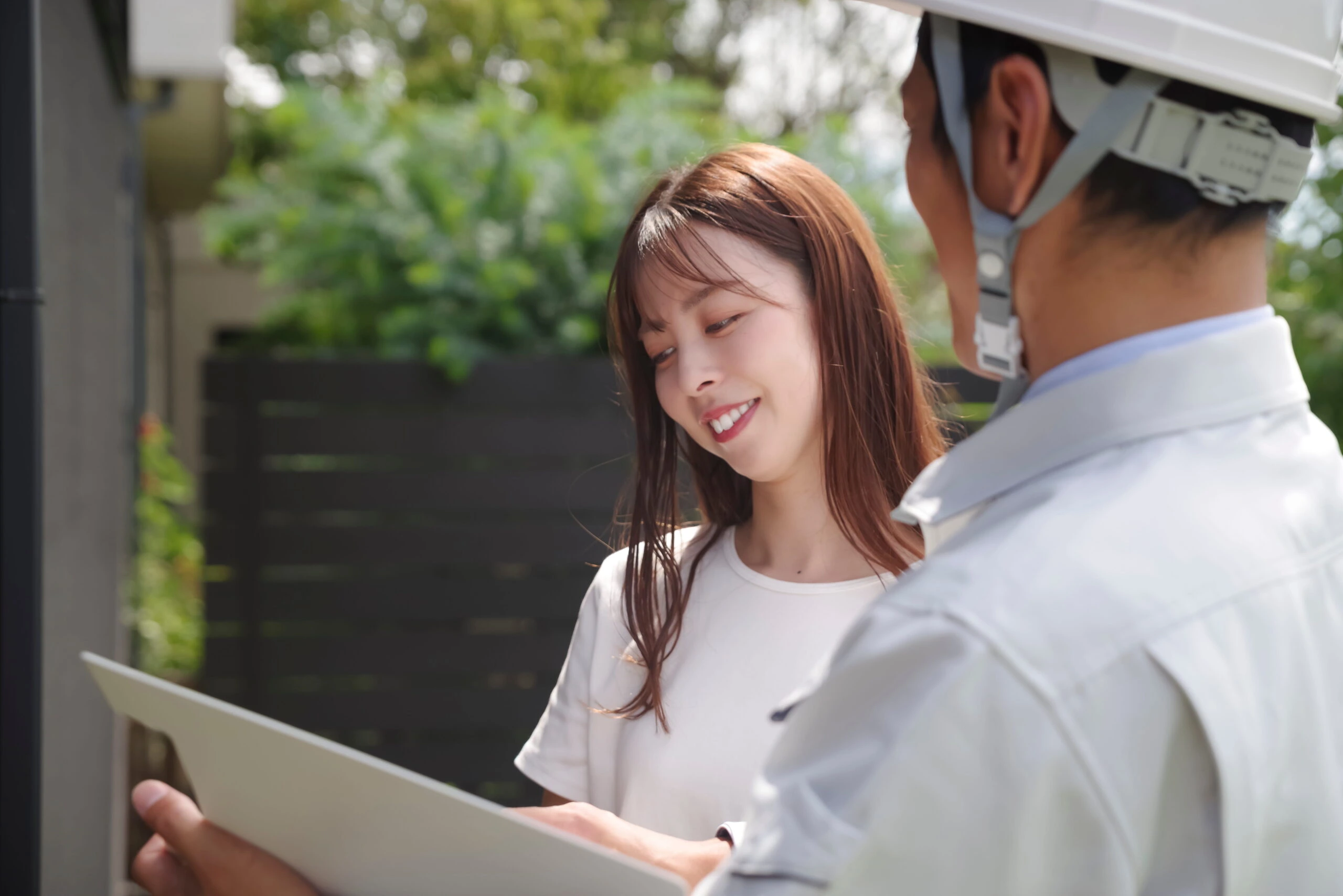 資料を見ながら工事について説明する様子