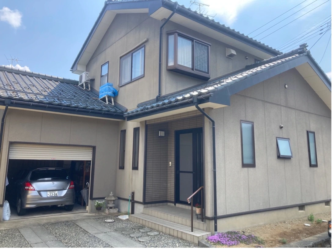 外壁塗装前の住宅の全景