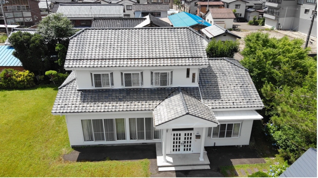 瓦屋根の住宅を上から見た様子