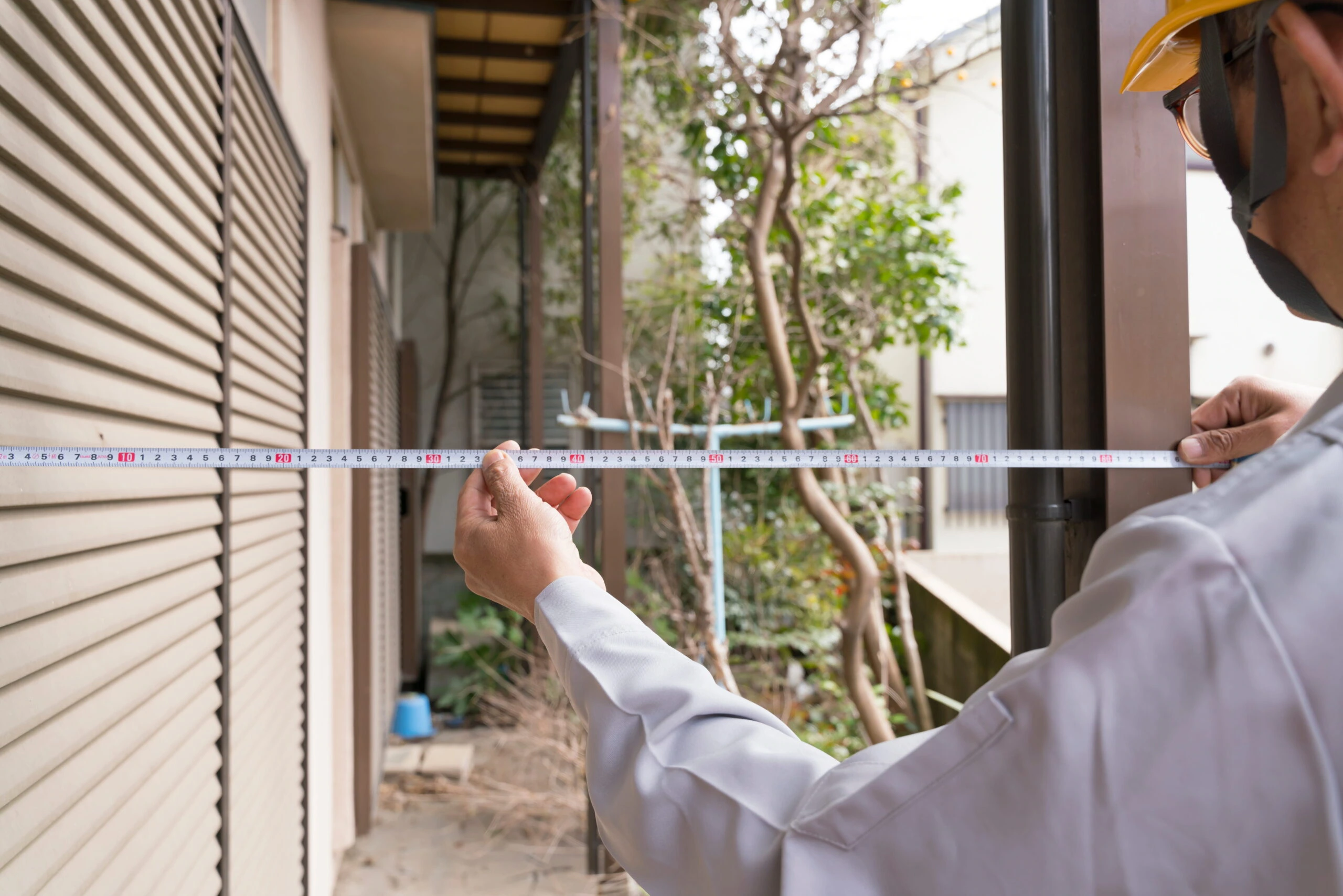 建物の寸法を測る作業