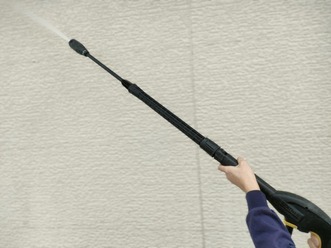 外壁を高圧洗浄する作業